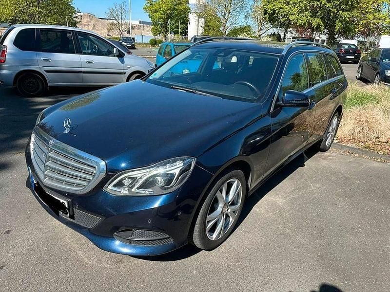 Gebraucht Mercedes E250 Avantgarde 204 PS (150 kW) 2013 Blau Limousine
