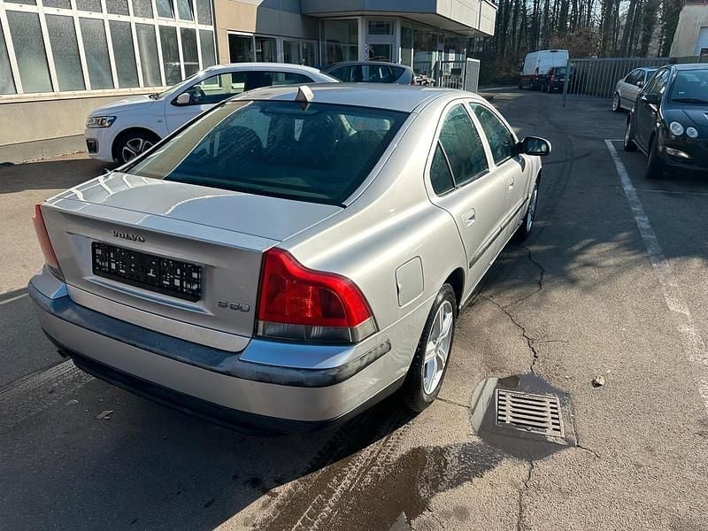 Second-hand Volvo S60 143 CP (105 kW) 2003 Argintiu Berlinǎ