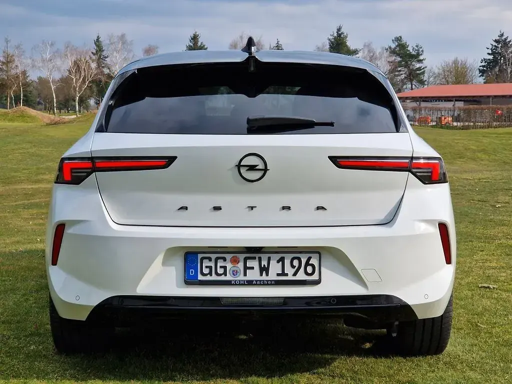Usata Opel Astra Ultimate 131 CV (96 kW) 2022 Bianco Utilitaria
