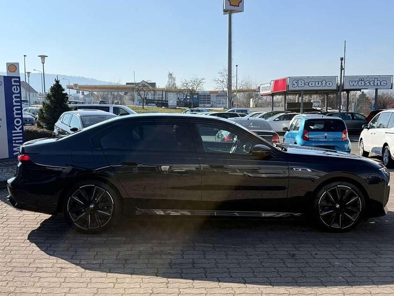 Gebraucht BMW 760 571 PS (419 kW) 2023 Saphirschwarz Limousine
