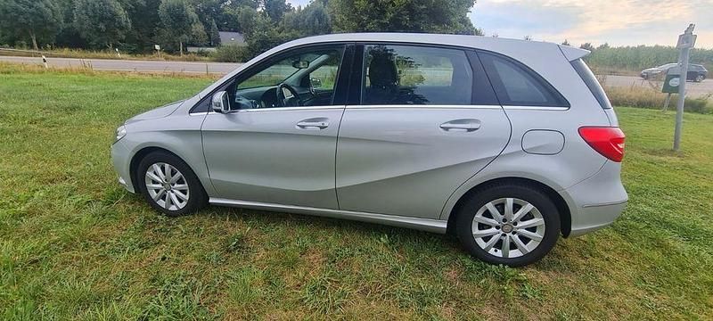 Gebraucht Mercedes B180 122 PS (89 kW) 2012 Silber Van / Kleinbus