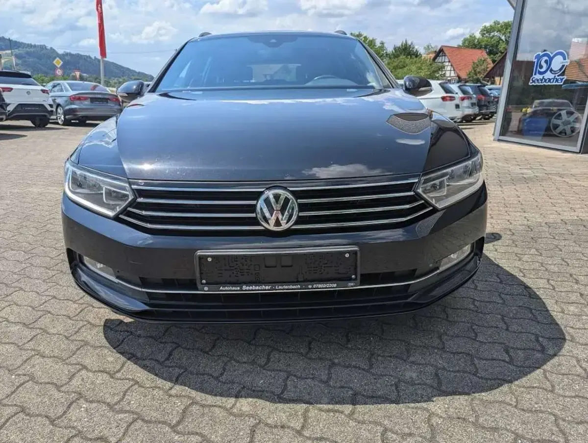 Gebraucht VW Passat Comfortline 150 PS (110 kW) 2019 Deep black perleffekt Kombi