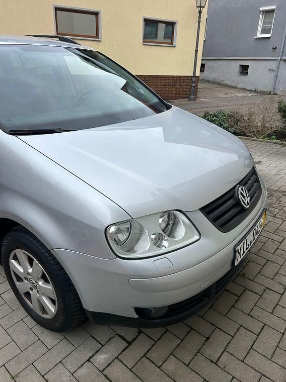 Second-hand VW Touran 105 CP (77 kW) 2005 Argintiu Monovolum