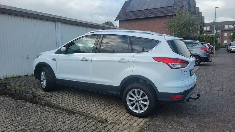 Weiß Gebraucht 2016 Ford Kuga Titanium SUV | 8.500 € (Guter Preis) - Bild 1/4