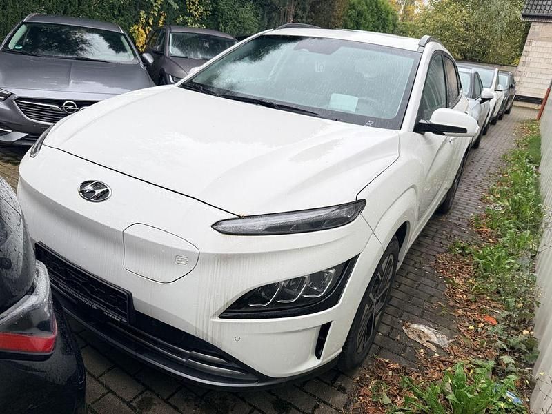 Weiß Gebraucht 2021 Hyundai Kona Trend SUV | 15.500 € (Superpreis) - Bild 1/3