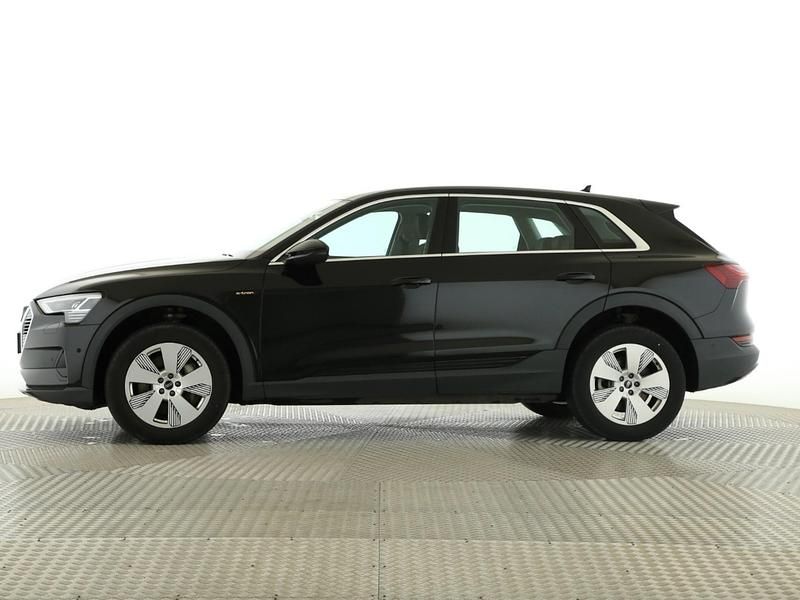 Gebraucht Audi e-tron Basis 230 kW (313 PS) 2022 Brilliantschwarz SUV