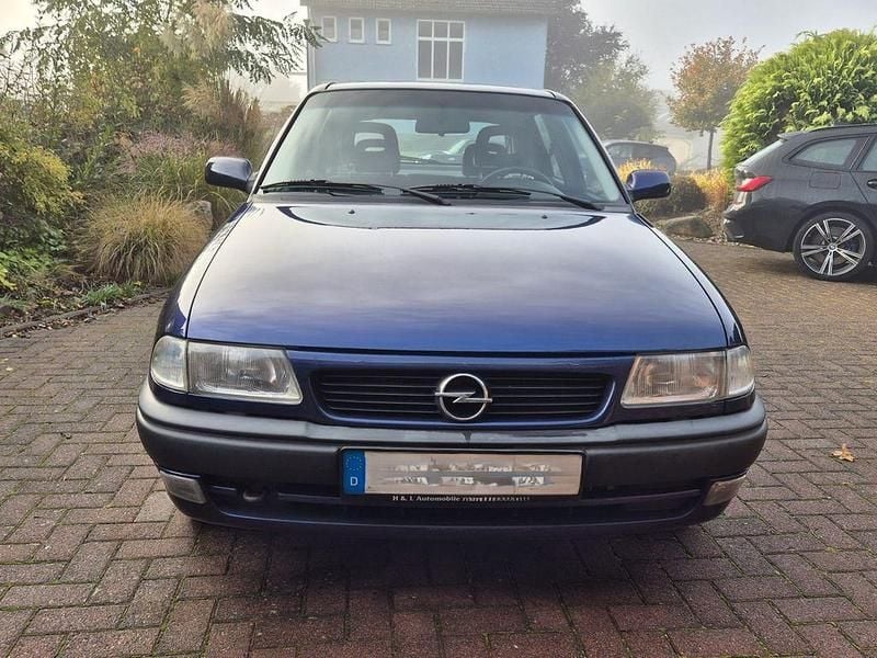 Blau Gebraucht 1996 Opel Astra Limousine | 1.750 € (Fairer Preis) - Bild 1/4