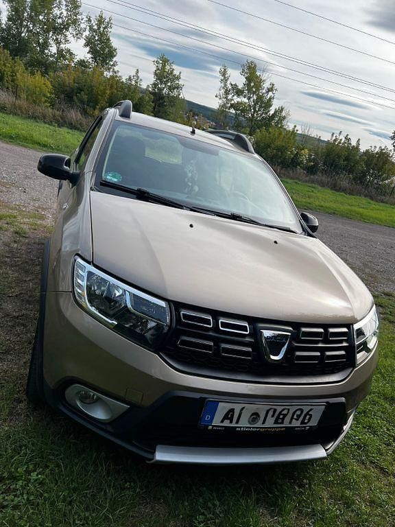 Gold Gebraucht 2018 Dacia Sandero Celebration Kleinwagen | 11.000 € (Teuer) - Bild 1/4