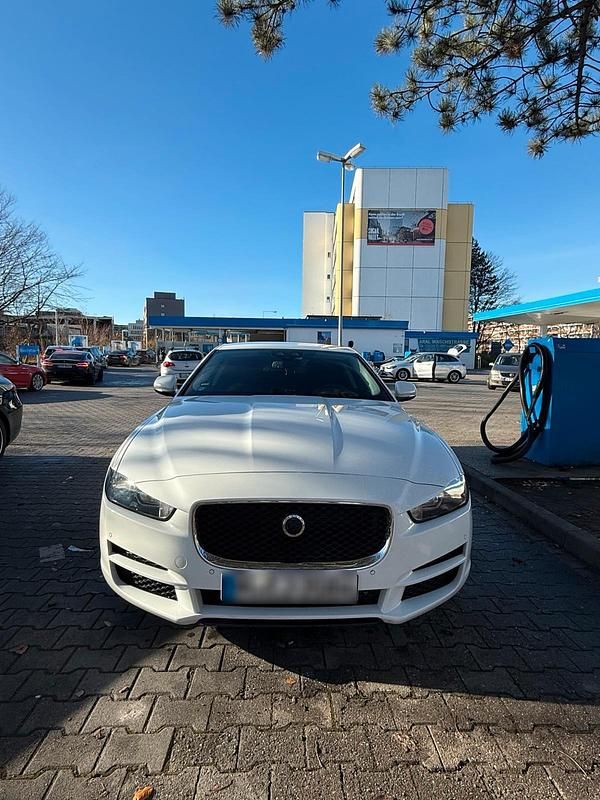 Używany Jaguar XE 180 KM (132 kW) 2016 Biały Sedan/Limuzyna