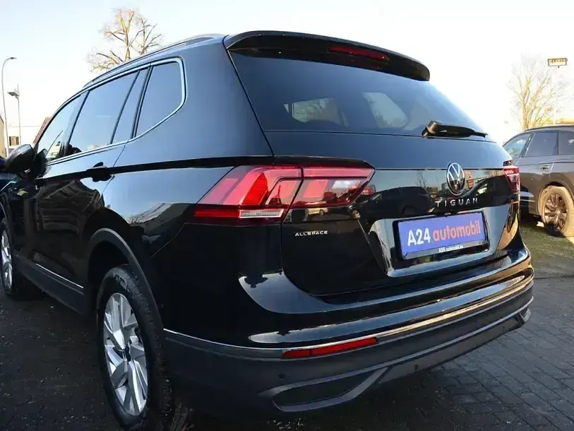 Gebraucht VW Tiguan Allspace Pro 150 PS (110 kW) 2024 Deep black perleffekt (metallic) SUV