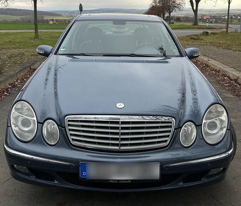 Blau Gebraucht 2005 Mercedes E350 Limousine | 5.500 € (Guter Preis) - Bild 1/4