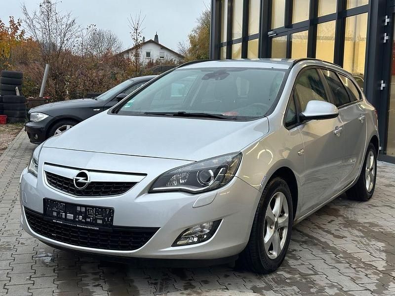 Silber Gebraucht 2011 Opel Astra Design Edition Kombi | 3.490 € (Etwas zu teuer) - Bild 1/4