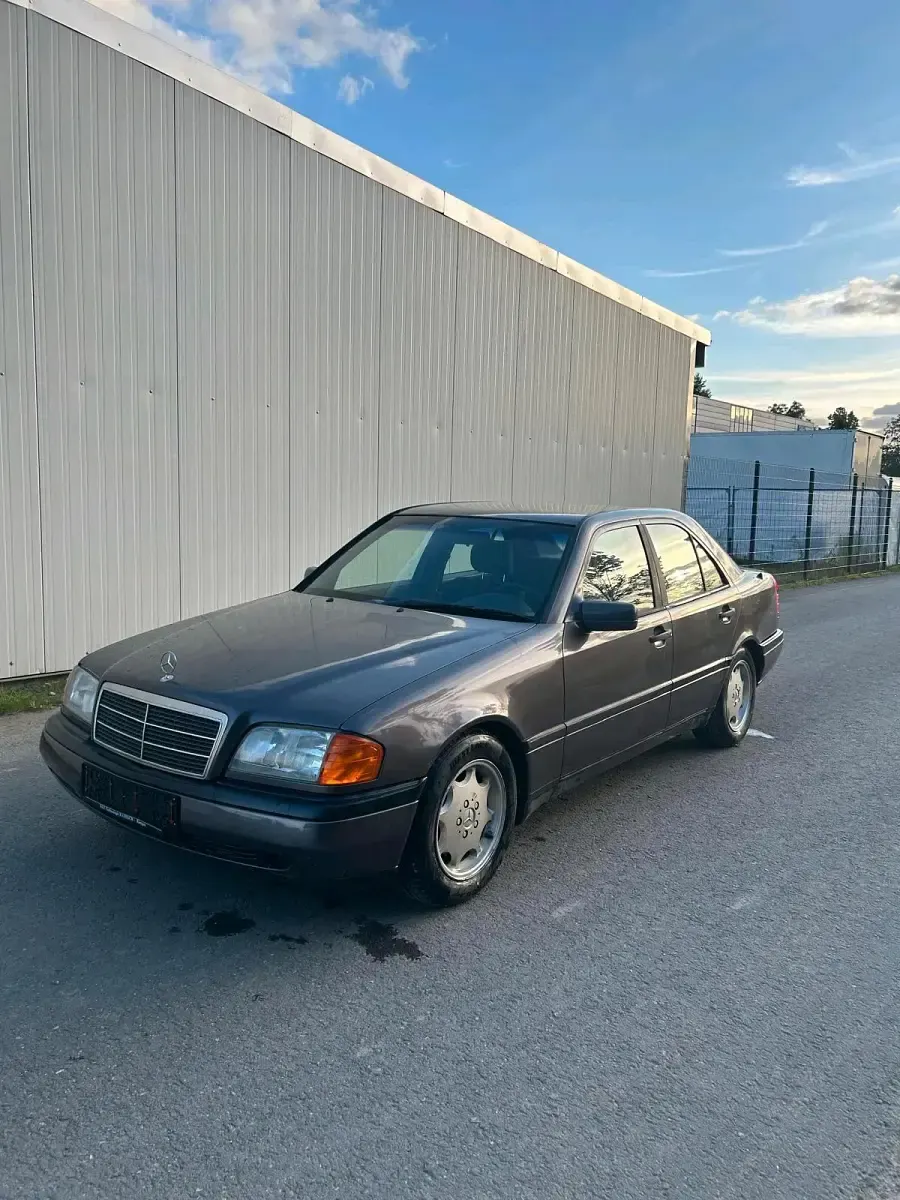 Gebraucht Mercedes C180 122 PS (89 kW) 1993 Braun Limousine