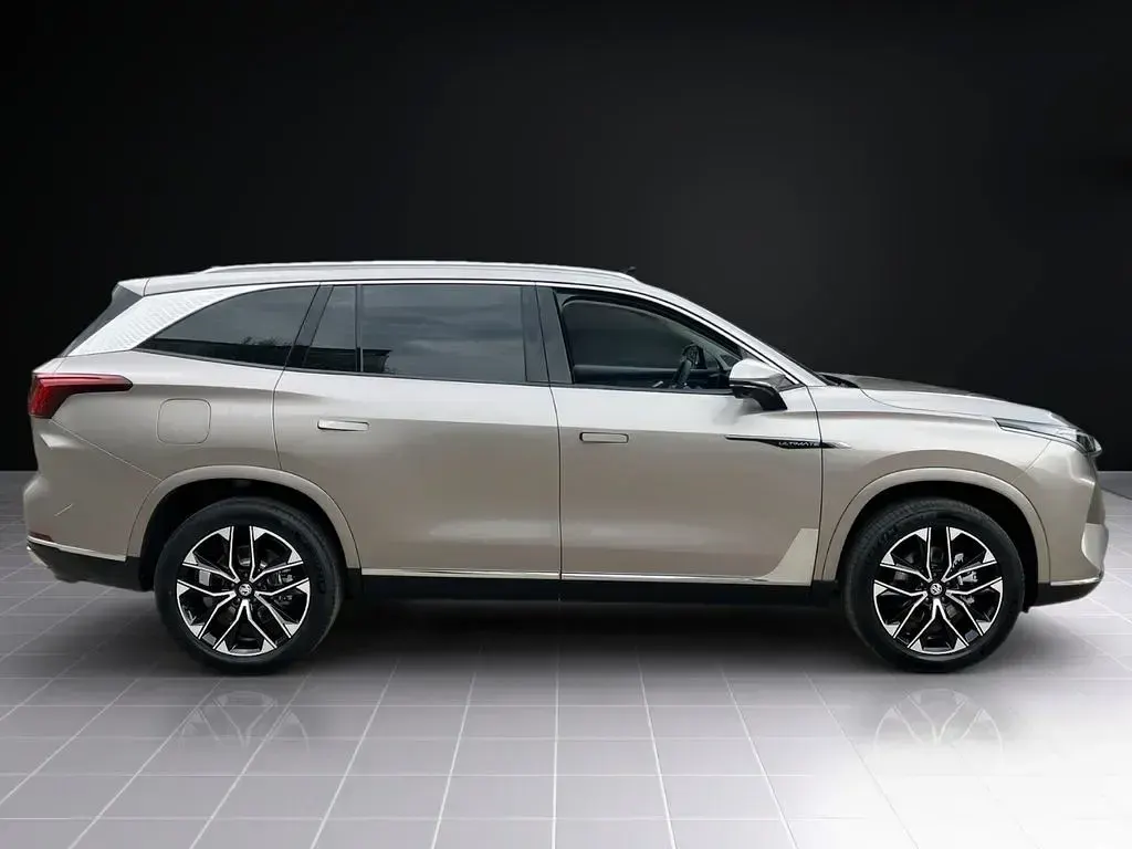 Neu MG MGS9 299 PS (219 kW) 2026 Silber SUV