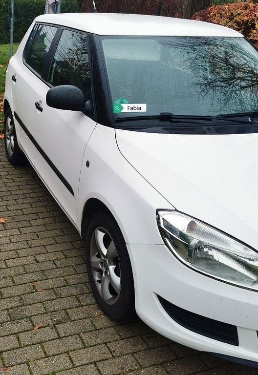 Weiß Gebraucht 2012 Skoda Fabia Limousine | 3.500 € (Fairer Preis) - Bild 1/4