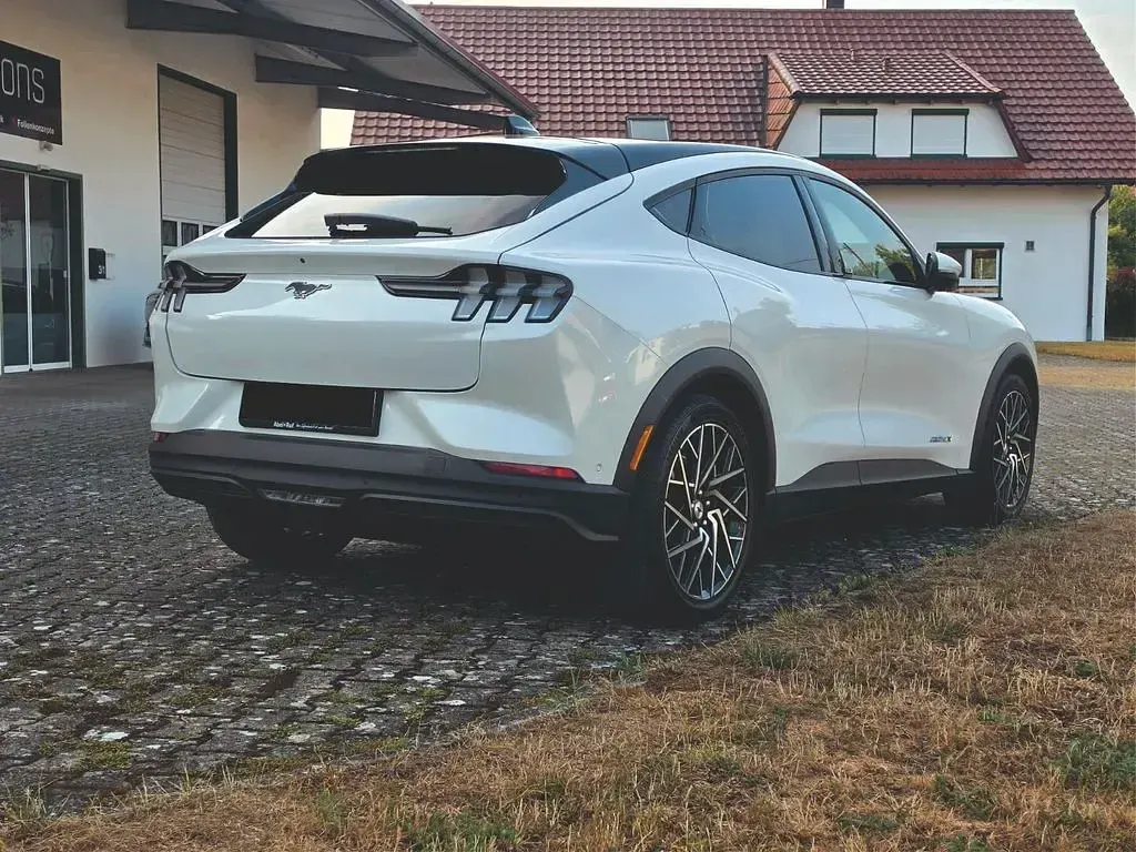 Gebraucht Ford Mustang Mach-E Extended Range 216 kW (294 PS) 2022 Weiß SUV