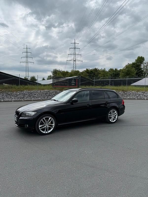 Schwarz Gebraucht 2011 BMW 320 Kombi | 7.650 € - Bild 1/4