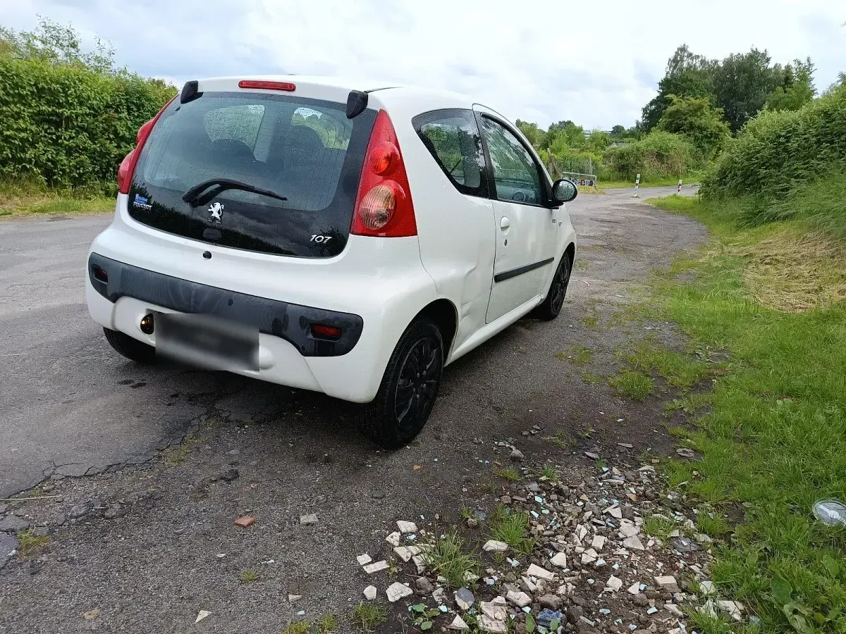Gebraucht Peugeot 107 68 PS (50 kW) 2010 Weiß Kleinwagen