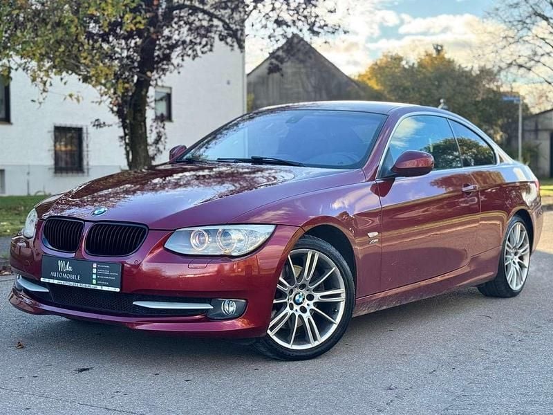 Vermilionrot metallic Gebraucht 2012 BMW 325 Coupé | 12.999 € (Fairer Preis) - Bild 1/4