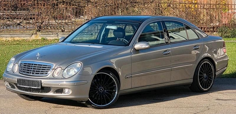 Second-hand Mercedes E500 306 CP (225 kW) 2004 Auriu Berlinǎ