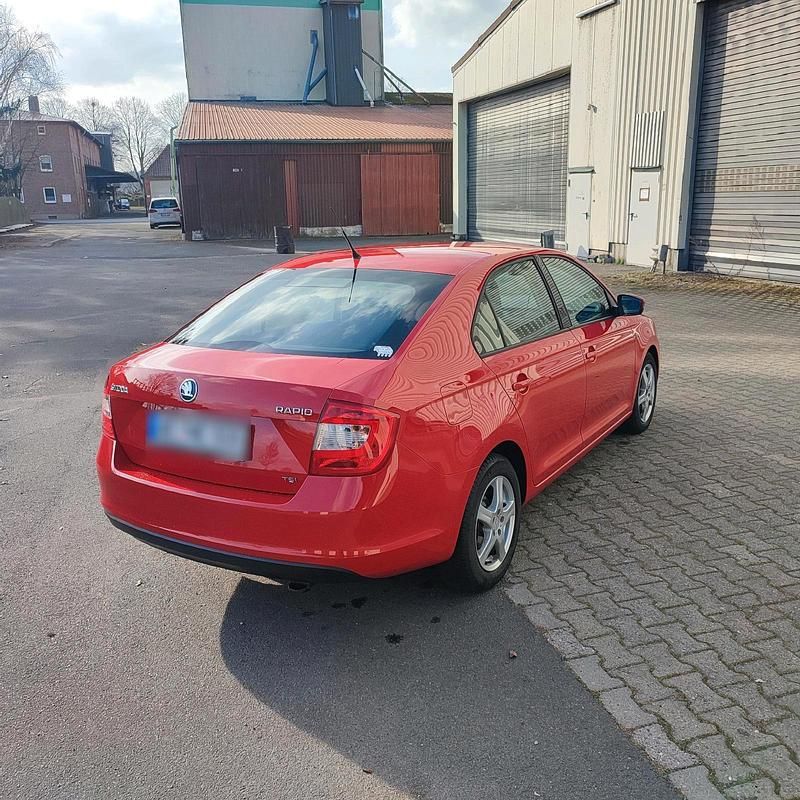 Gebraucht Skoda Rapid 105 PS (77 kW) 2013 Rot Kleinwagen