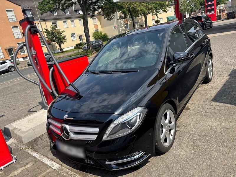 Schwarz Gebraucht 2012 Mercedes B200 Van / Kleinbus | 13.500 € (Etwas zu teuer) - Bild 1/4