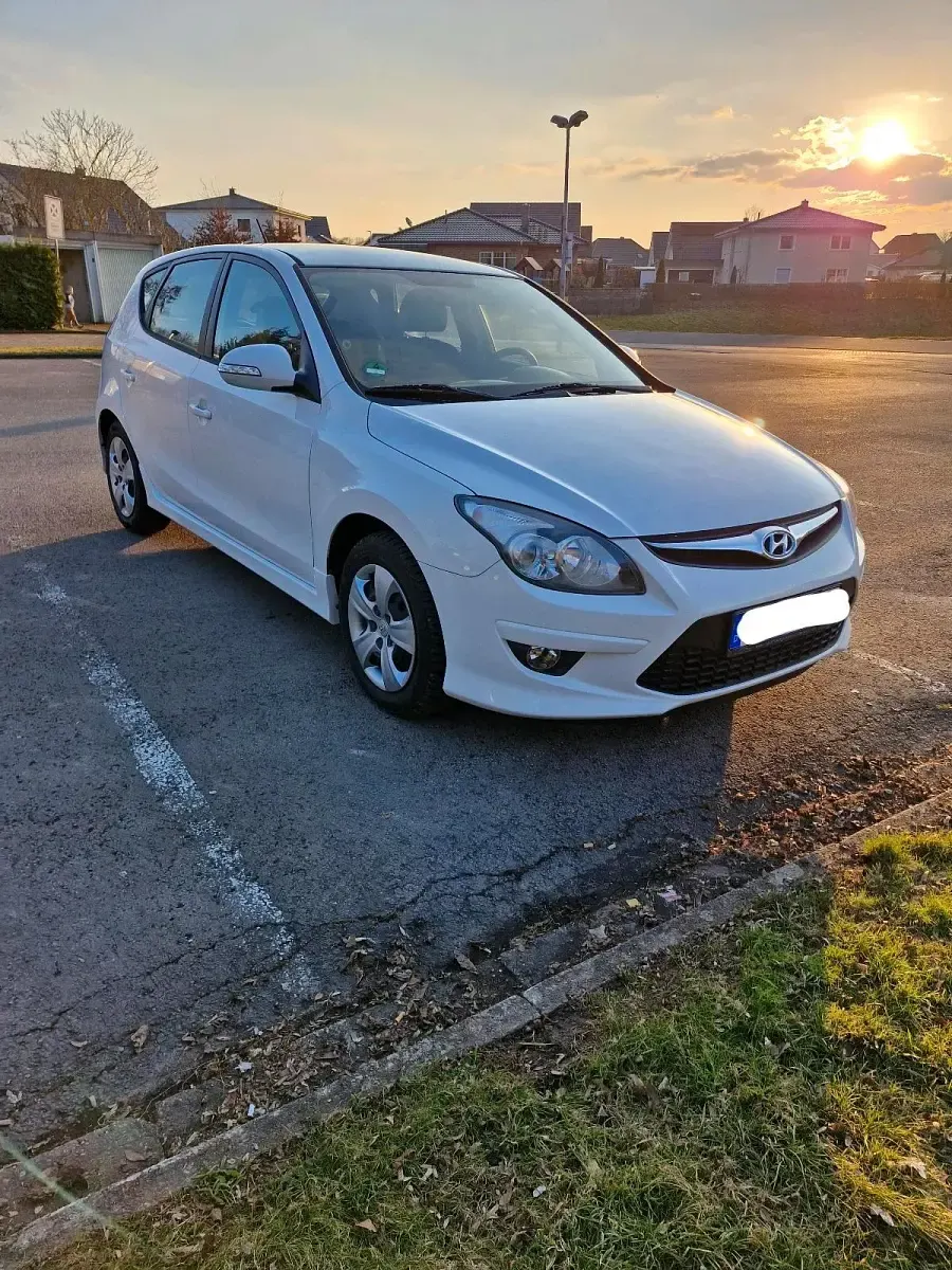 Gebraucht Hyundai i30 109 PS (80 kW) 2011 Weiß Kleinwagen