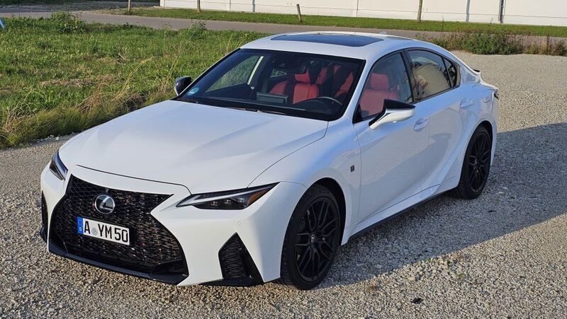 Weiß metallic Gebraucht 2024 Lexus IS-F Limousine | 79.900 € - Bild 1/4