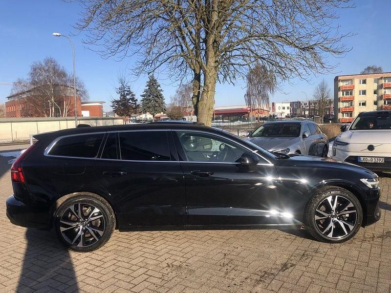 Gebraucht Volvo V60 Core 197 PS (144 kW) 2025 Onyx black / metallic Kombi