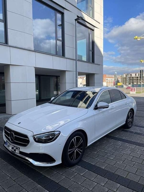 Weiß Gebraucht 2020 Mercedes E220 Avantgarde Limousine | 39.000 € (Teuer) - Bild 1/4