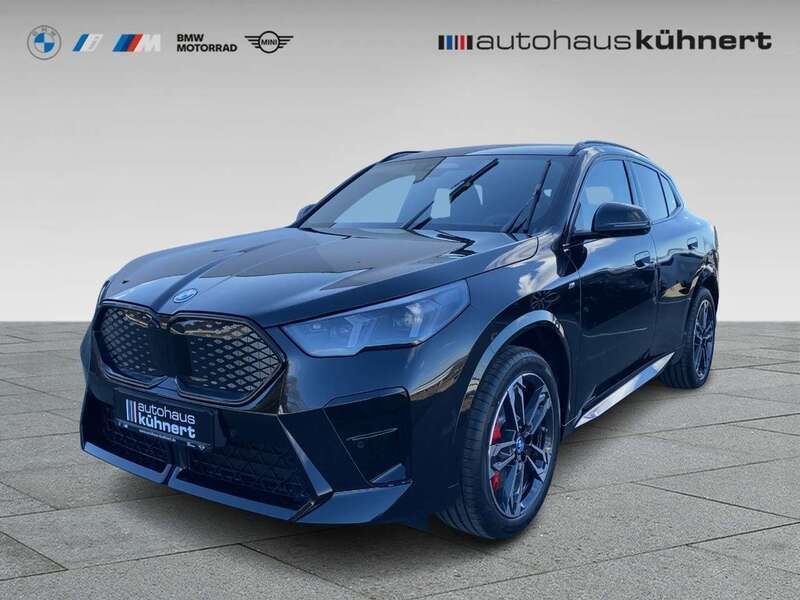 Black sapphire metallic Gebraucht 2025 BMW iX2 M Sport SUV | 58.975 € (Fairer Preis) - Bild 1/4