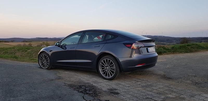 Grau Gebraucht 2022 Tesla Model 3 Limousine | 29.990 € (Etwas zu teuer) - Bild 1/3