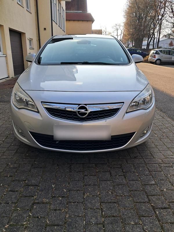 Gebraucht Opel Astra 120 PS (88 kW) 2011 Silber Limousine