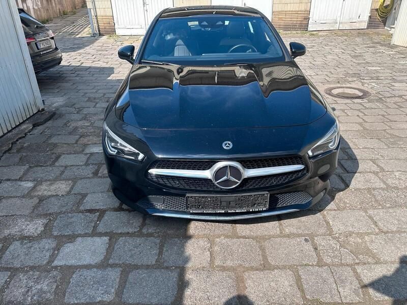 Schwarz Gebraucht 2021 Mercedes CLA200 Kombi | 22.900 € (Superpreis) - Bild 1/4