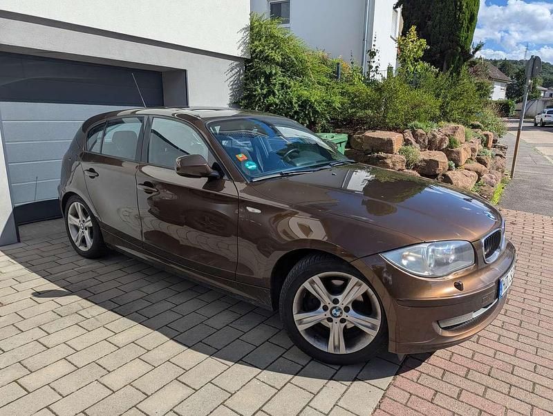 Braun Gebraucht 2011 BMW 120 Kleinwagen | 2.600 € (Superpreis) - Bild 1/4