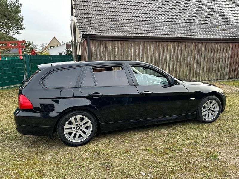 Gebraucht BMW 316 116 PS (85 kW) 2012 Schwarz Kombi