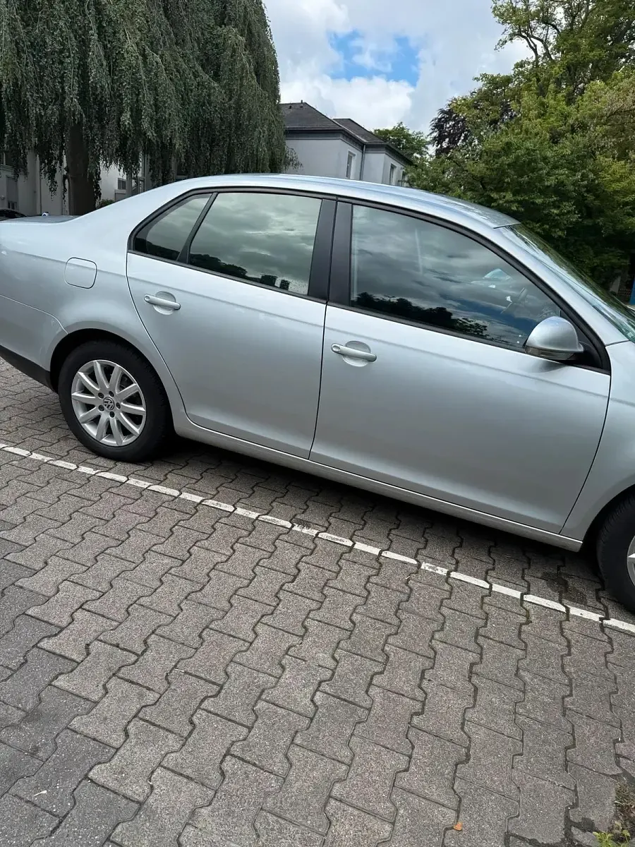 Gebraucht VW Jetta 105 PS (77 kW) 2010 Silber Limousine
