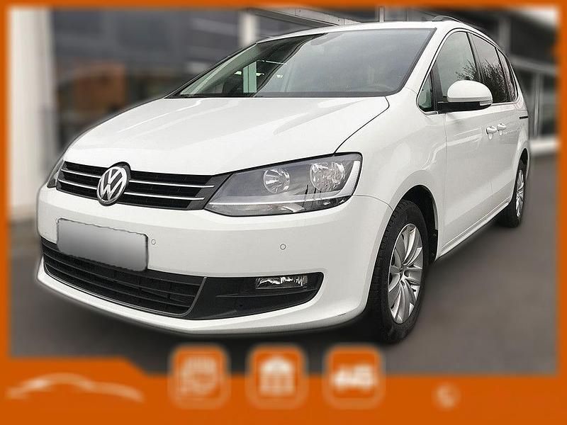 Weiß metallic Gebraucht 2022 VW Sharan Comfortline Van / Kleinbus | 31.250 € (Etwas zu teuer) - Bild 1/4