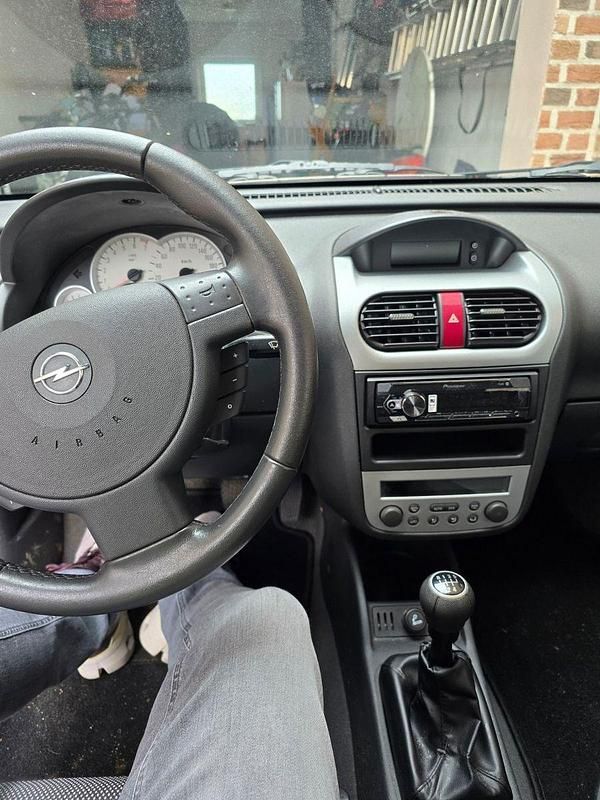 Second-hand Opel Corsa 60 CP (44 kW) 2006 Negru Hatchback