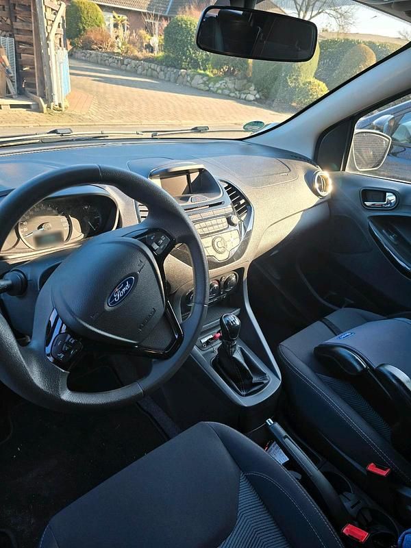 Gebraucht Ford Ka Plus 85 PS (62 kW) 2017 Schwarz Kleinwagen