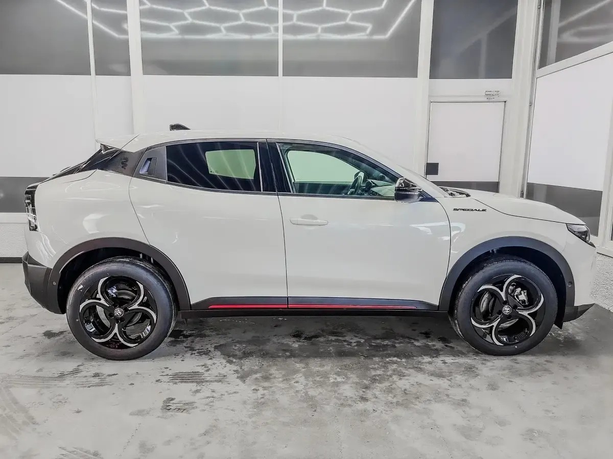 Neu Alfa Romeo Junior Edizione Speciale 148 PS (108 kW) 2026 Weiss 268 SUV