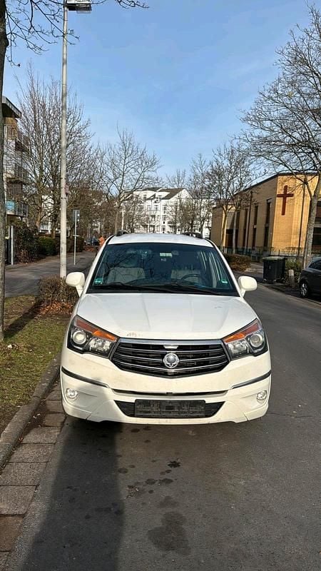 Gebraucht Ssangyong (KGM) Rodius 178 PS (130 kW) 2015 Weiß Van / Kleinbus
