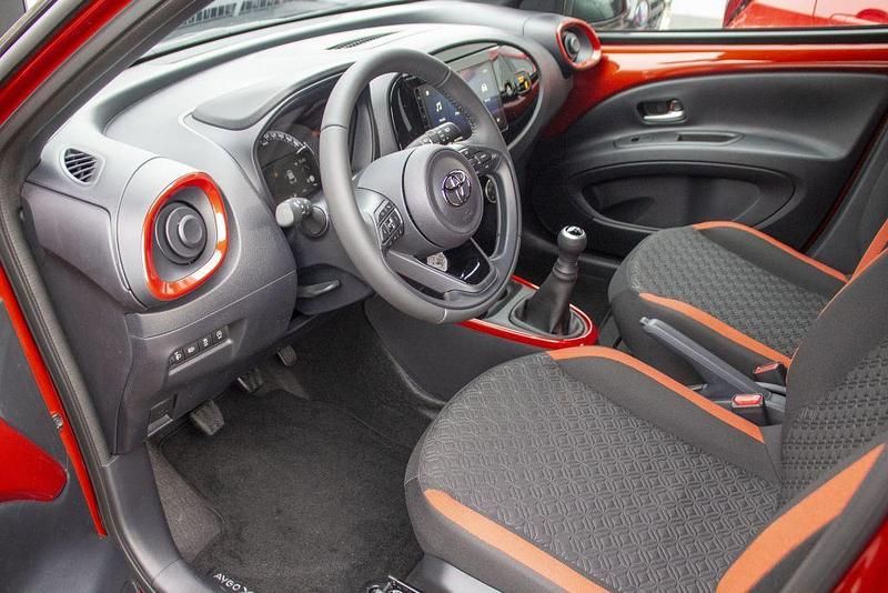 Neu Toyota Aygo X Team 72 PS (52 kW) 2025 Urban khaki, dach mysticschwar SUV