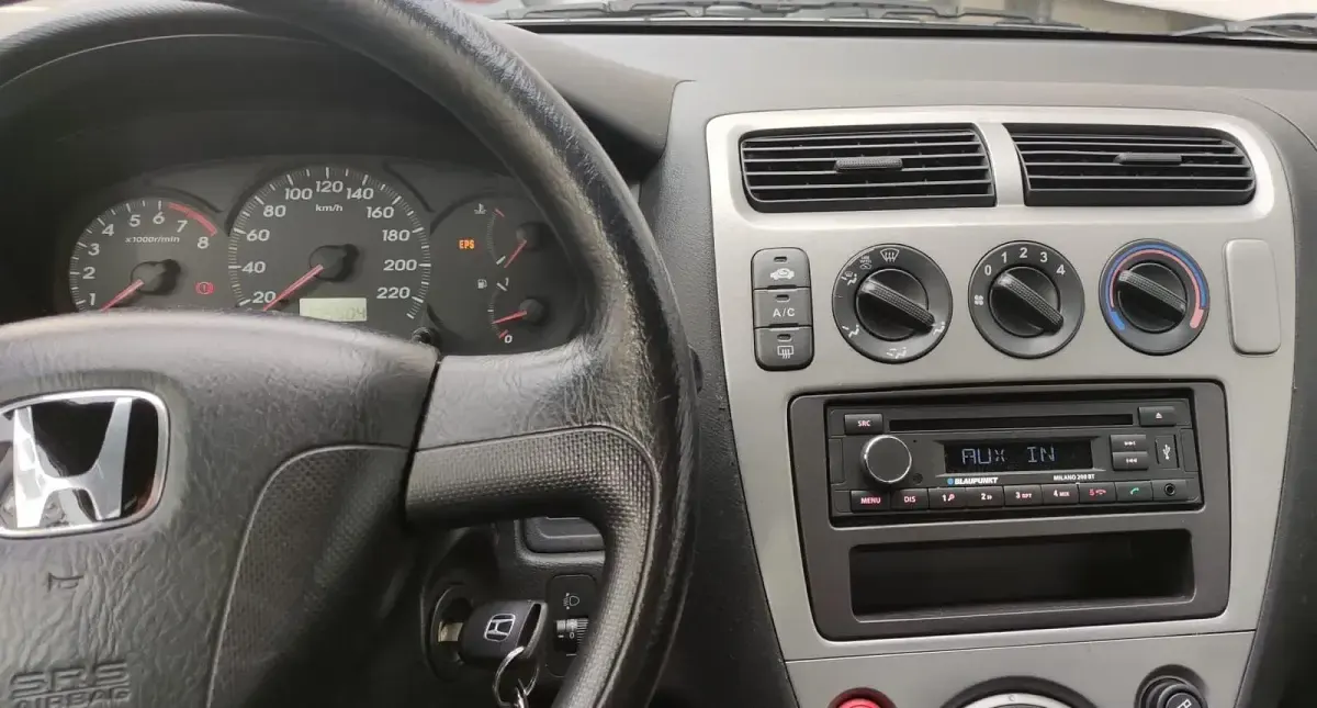 Käytetty Honda Civic 90 HP (66 kW) 2003 Hopea Sedan