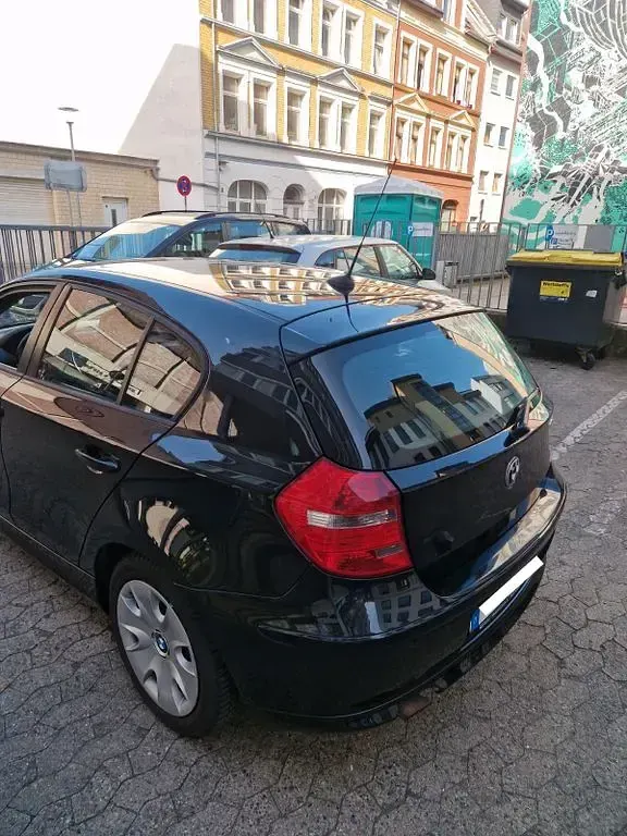 Gebraucht BMW 116 122 PS (89 kW) 2010 Schwarz Kleinwagen