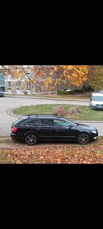 Gebraucht Skoda Superb 140 PS (102 kW) 2011 Schwarz Kombi