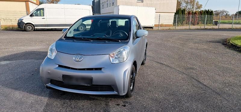 Grau Gebraucht 2012 Toyota iQ Kleinwagen | 2.899 € (Guter Preis) - Bild 1/4