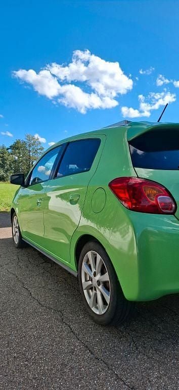 Gebraucht Mitsubishi Space Star Plus 80 PS (58 kW) 2015 Grün Limousine