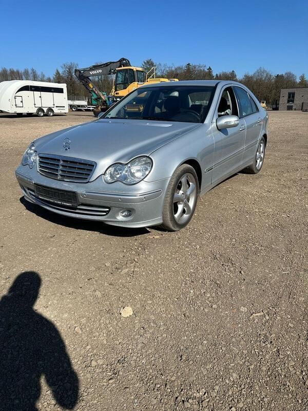 Silber Gebraucht 2005 Mercedes C320 Limousine | 3.800 € (Fairer Preis) - Bild 1/4
