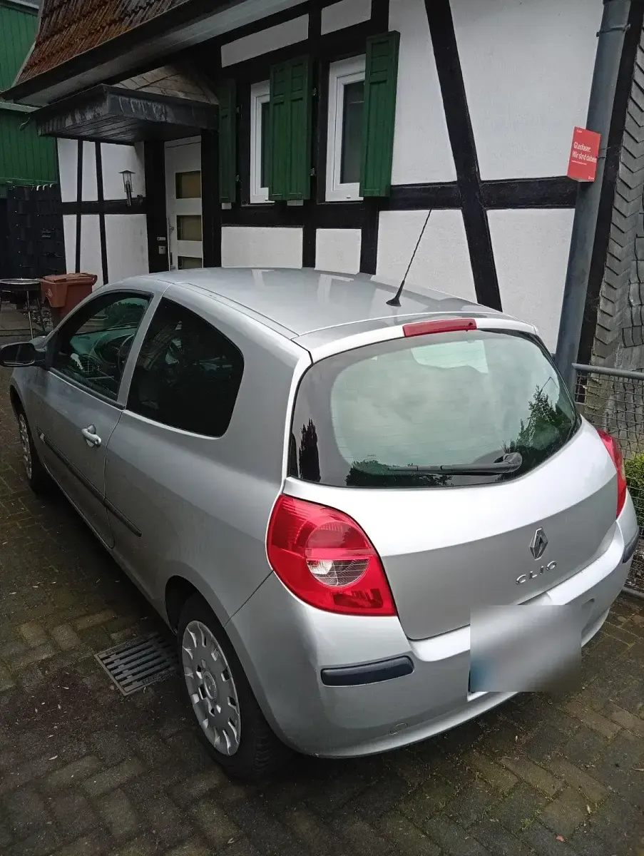 Gebraucht Renault Clio III Expression 75 PS (55 kW) 2008 Silber Limousine